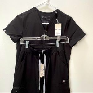 FIGS Yola & Casma Black set!